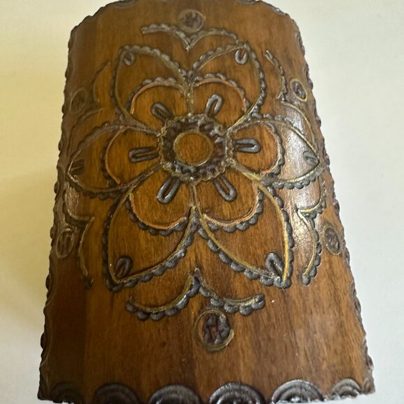 Hand carved wooden mini chest - Picture 4 of 6